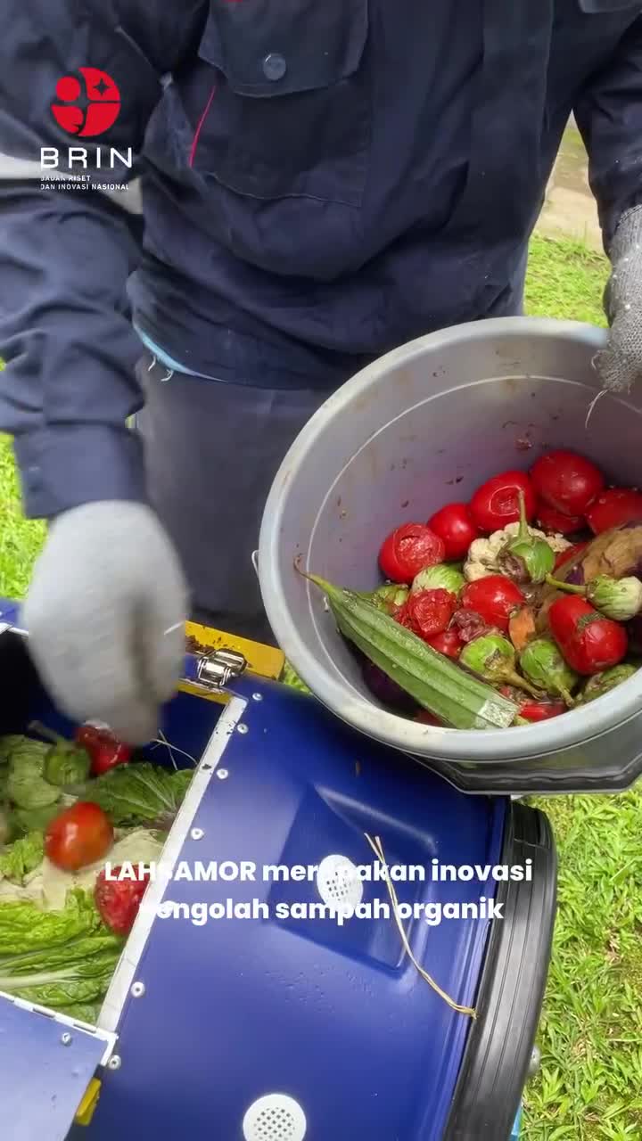 Sampah organik segar dimasukkan ke dalam drum LAHSAMOR